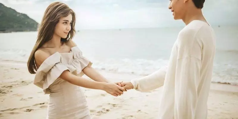 Thấy người từng thương đang đi với bồ mới